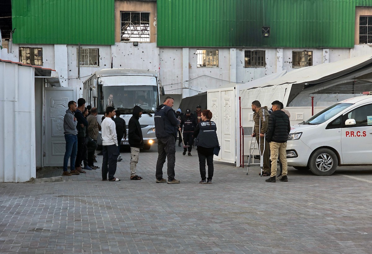 مغادرة مجموعة من المرضى والجرحى من مستشفى الصليب الأحمر، برفقة مرافقيهم، حافلات متجهة إلى معبر رفح الحدودي لإجلائهم في خان يونس، غزة، في 8 فبراير/شباط 2026. (صورة: طارق محمد)