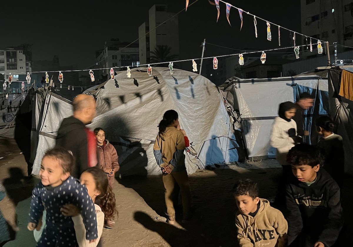 نازحون يزينون خيامهم المتهالكة بالفوانيس وسلاسل الأضواء استعدادًا لقدوم شهر رمضان. ويعانون ظروفًا قاسية نتيجة الحرب، إذ يفتقرون إلى أبسط مقومات الحياة، بما في ذلك المأوى الآمن والغذاء والماء والملابس النظيفة. ١٥ فبراير ٢٠٢٦، مدينة غزة. تصوير: مطر الزاق