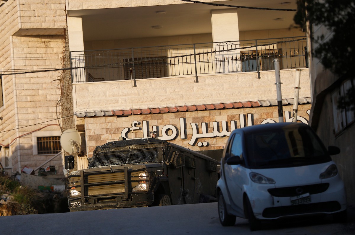 قوات الجيش الإسرائيلي تفجر منزل الشهيد محمود يوسف عابد في بلدة حلحول شمال الخليل، 2 فبراير/شباط 2026. صورة: مأمون وزواز