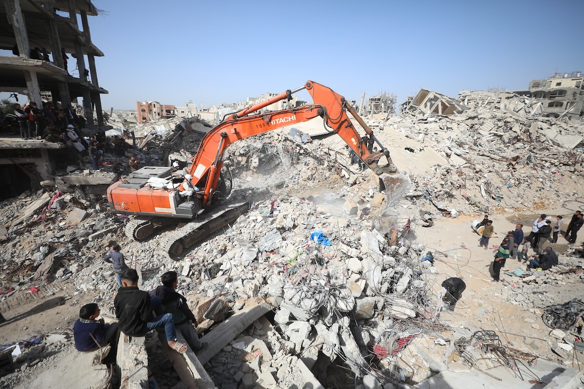 فرق الدفاع المدني التنسيق مع اللجنة الدولية للصليب الأحمر تطلق حملةً لانتشال نحو 67 جثة من عائلة أبو نصر، من تحت أنقاض منزل استهدفه الجيش الإسرائيلي خلال الحرب في بيت لاهيا، شمال قطاع غزة. 15 فبراير/شباط 2026. صورة: عمر أشتوي