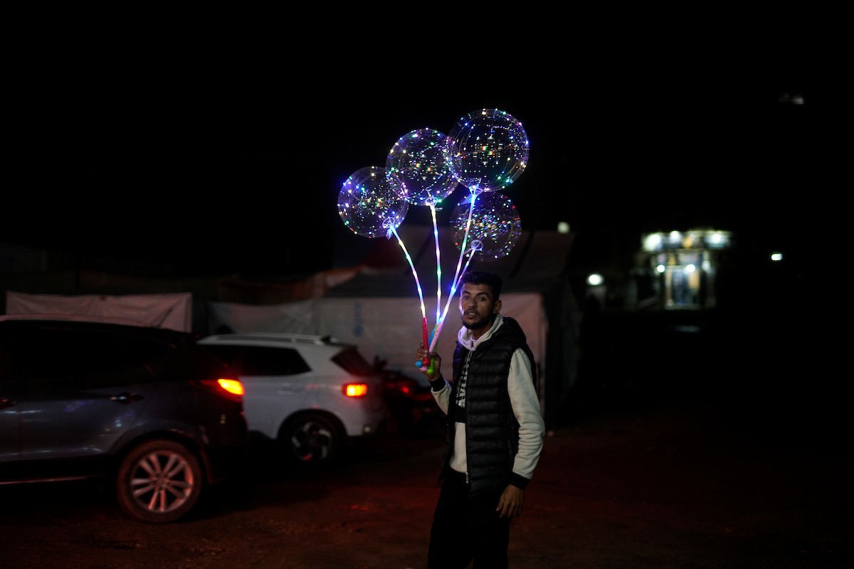 يبيع الباعة الفلسطينيون الطعام وغيره من السلع في سوق بمدينة غزة خلال اليوم الخامس من شهر رمضان المبارك، 22 فبراير/شباط 2026. تصوير: عمر أشتوي