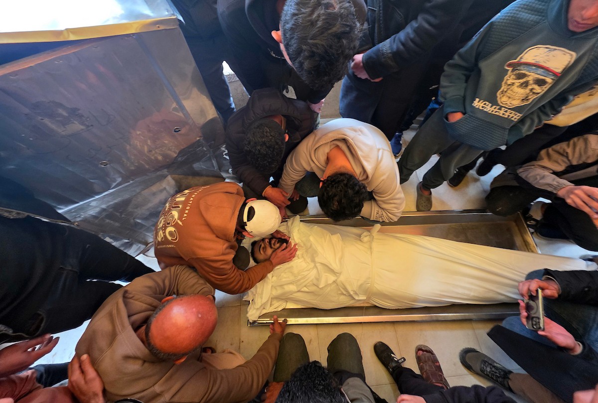 ودّعت والدة الفقيد عبد الحميد الفرا وأقاربه جثمانه للمرة الأخيرة في مشرحة مجمع ناصر الطبي، بعد استشهاده بنيران الجيش الإسرائيلي في منطقة التحلية، شرق خان يونس جنوب قطاع غزة. ١٩ فبراير ٢٠٢٦. تصوير: طارق محمد (APA Images)