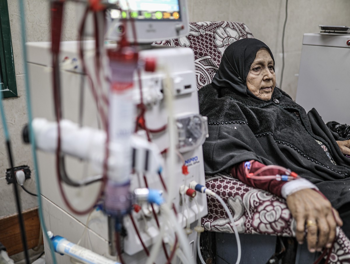 يخضع مرضى فلسطينيون مصابون بالفشل الكلوي لجلسات غسيل الكلى في مستشفى شهداء الأقصى بدير البلح، وسط وانتظار مستمر لفتح معبر رفح لتلقي العلاج خارج قطاع غزة، 1 فبراير/شباط 2026. تصوير: رمزي أبو عامر