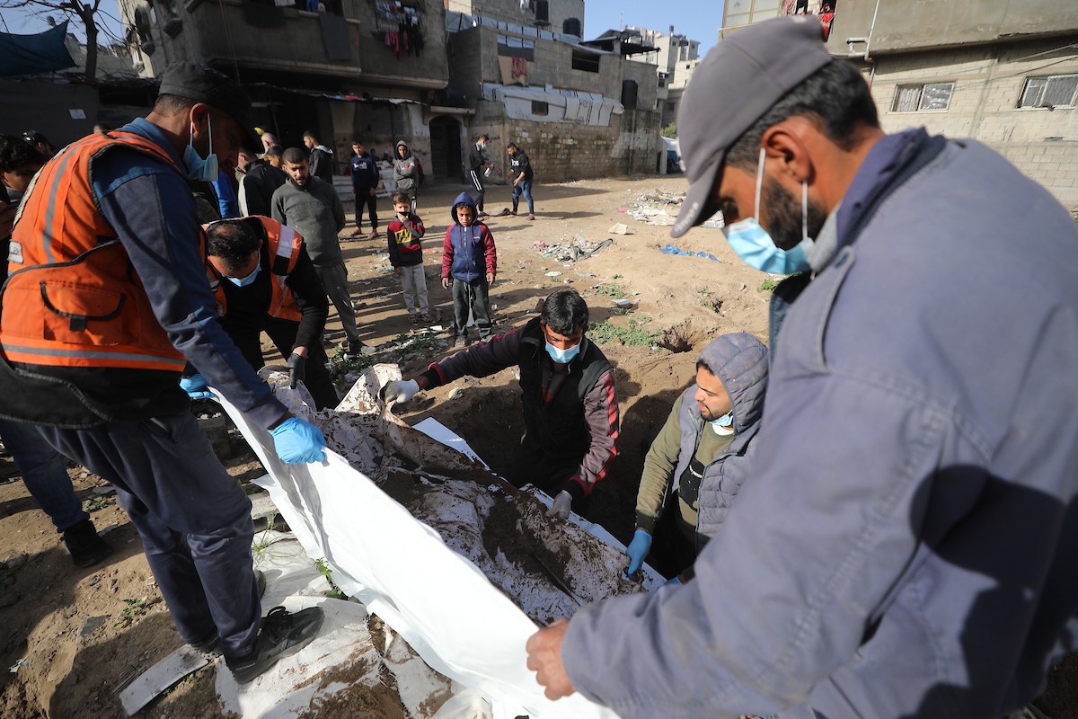 استخراج جثث عشرات الفلسطينيين الذين فقدوا أرواحهم خلال الهجمات الإسرائيلية ودُفنوا مؤقتًا في منطقة النفق بمدينة غزة، تمهيدًا لنقلها إلى المقابر الرسمية، 1 فبراير/شباط 2026. (صورة: عمر أشتوي)