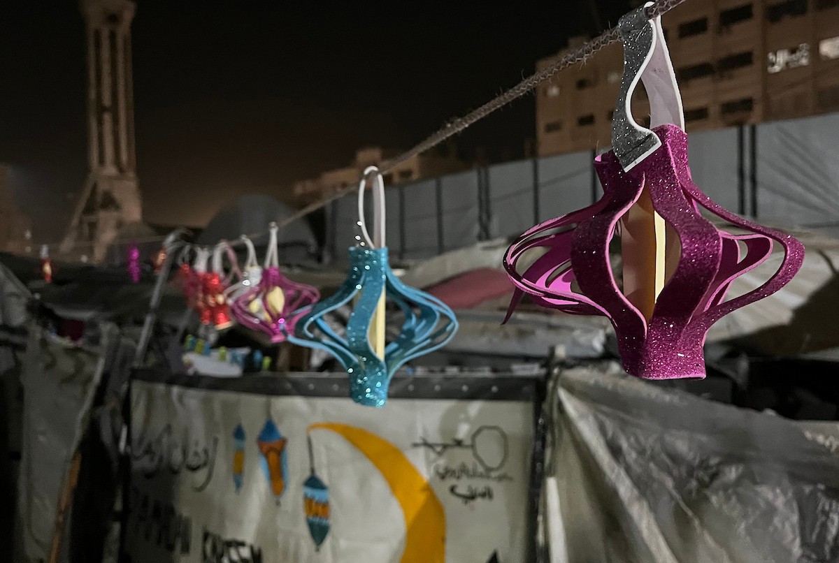 نازحون يزينون خيامهم المتهالكة بالفوانيس وسلاسل الأضواء استعدادًا لقدوم شهر رمضان. ويعانون ظروفًا قاسية نتيجة الحرب، إذ يفتقرون إلى أبسط مقومات الحياة، بما في ذلك المأوى الآمن والغذاء والماء والملابس النظيفة. ١٥ فبراير ٢٠٢٦، مدينة غزة. تصوير: مطر الزاق