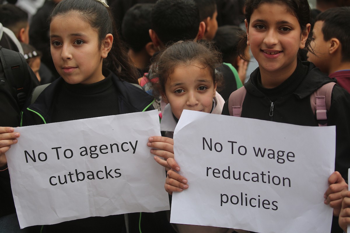 يتظاهر طلاب فلسطينيون من مدارس الأونروا في مخيم بلاطة، شرق نابلس بالضفة الغربية، احتجاجًا على خفض الأونروا للخدمات في مخيمات الضفة، وذلك في 9 فبراير/شباط 2026. (صورة: محمد ناصر)