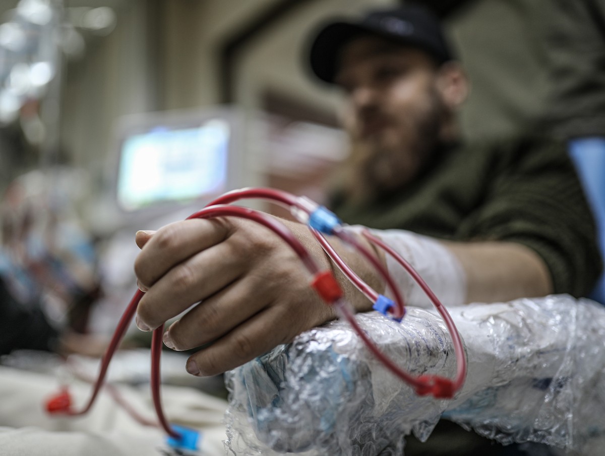 يخضع مرضى فلسطينيون مصابون بالفشل الكلوي لجلسات غسيل الكلى في مستشفى شهداء الأقصى بدير البلح، وسط وانتظار مستمر لفتح معبر رفح لتلقي العلاج خارج قطاع غزة، 1 فبراير/شباط 2026. تصوير: رمزي أبو عامر