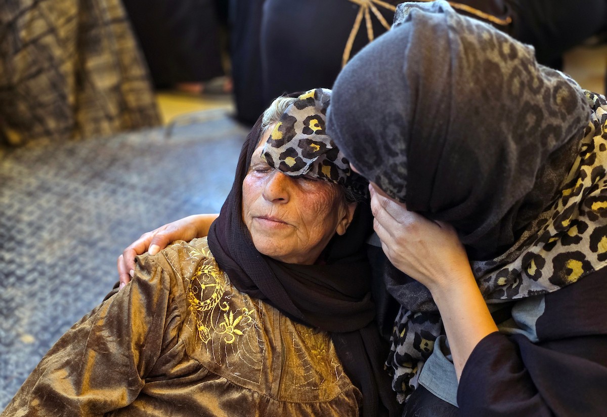 وداع الطفل مهند النجار (14 عاماً) الذي ارتقى بنيران الجيش الإسرائيلي  شرق خان يونس جنوب قطاع غزة، ١٨ فبراير/شباط ٢٠٢٦. تصوير: طارق محمد (APA Images)