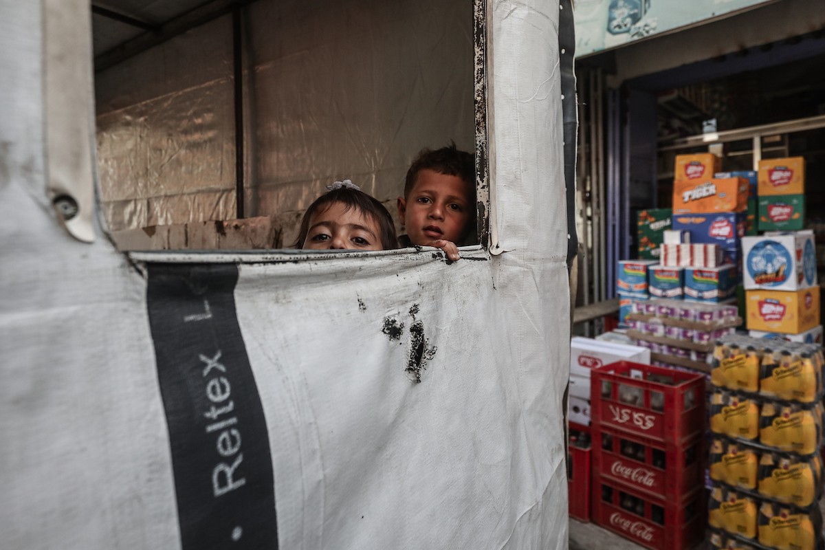 توافد الفلسطينيون بأعداد غفيرة  إلى السوق الشعبي في دير البلح، وسط قطاع غزة، في الأيام التي تسبق شهر رمضان، 12 فبراير/شباط 2026. تصوير: معز صالحي