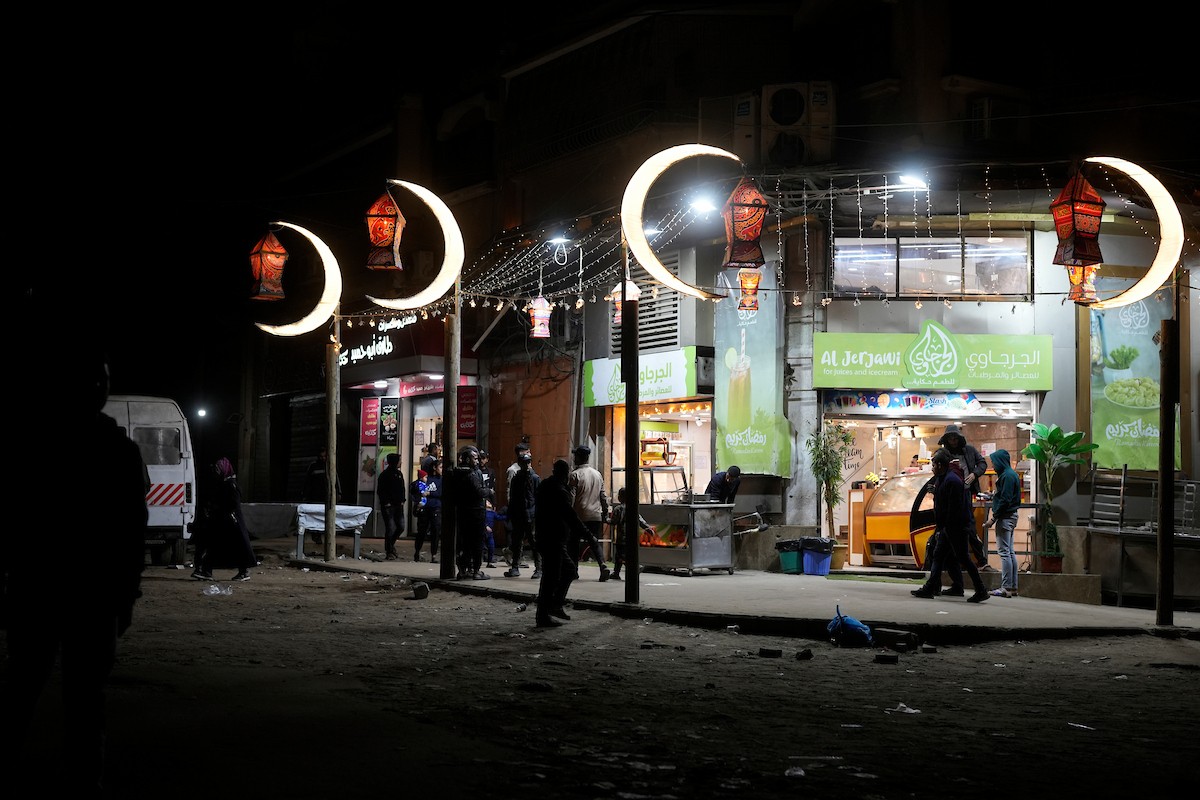 يبيع الباعة الفلسطينيون الطعام وغيره من السلع في سوق بمدينة غزة خلال اليوم الخامس من شهر رمضان المبارك، 22 فبراير/شباط 2026. تصوير: عمر أشتوي