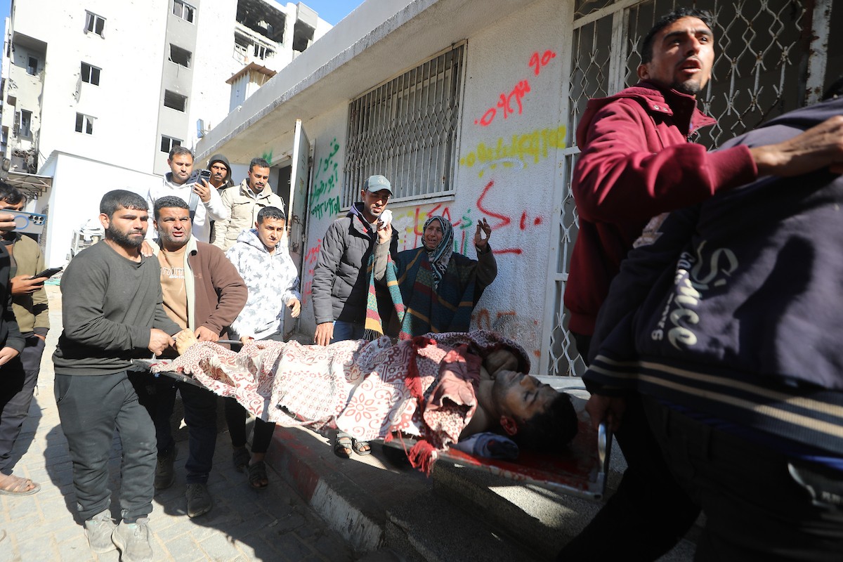 ودّع فلسطينيون جثماني مواطنين اثنين في مستشفى الشفاء بمدينة غزة. وبحسب مصادر عائلية، قُتل الرجلان على يد القوات الإسرائيلية في بيت لاهيا، شمال قطاع غزة، في 24 فبراير/شباط 2026. (صورة: عمر أشتوي)