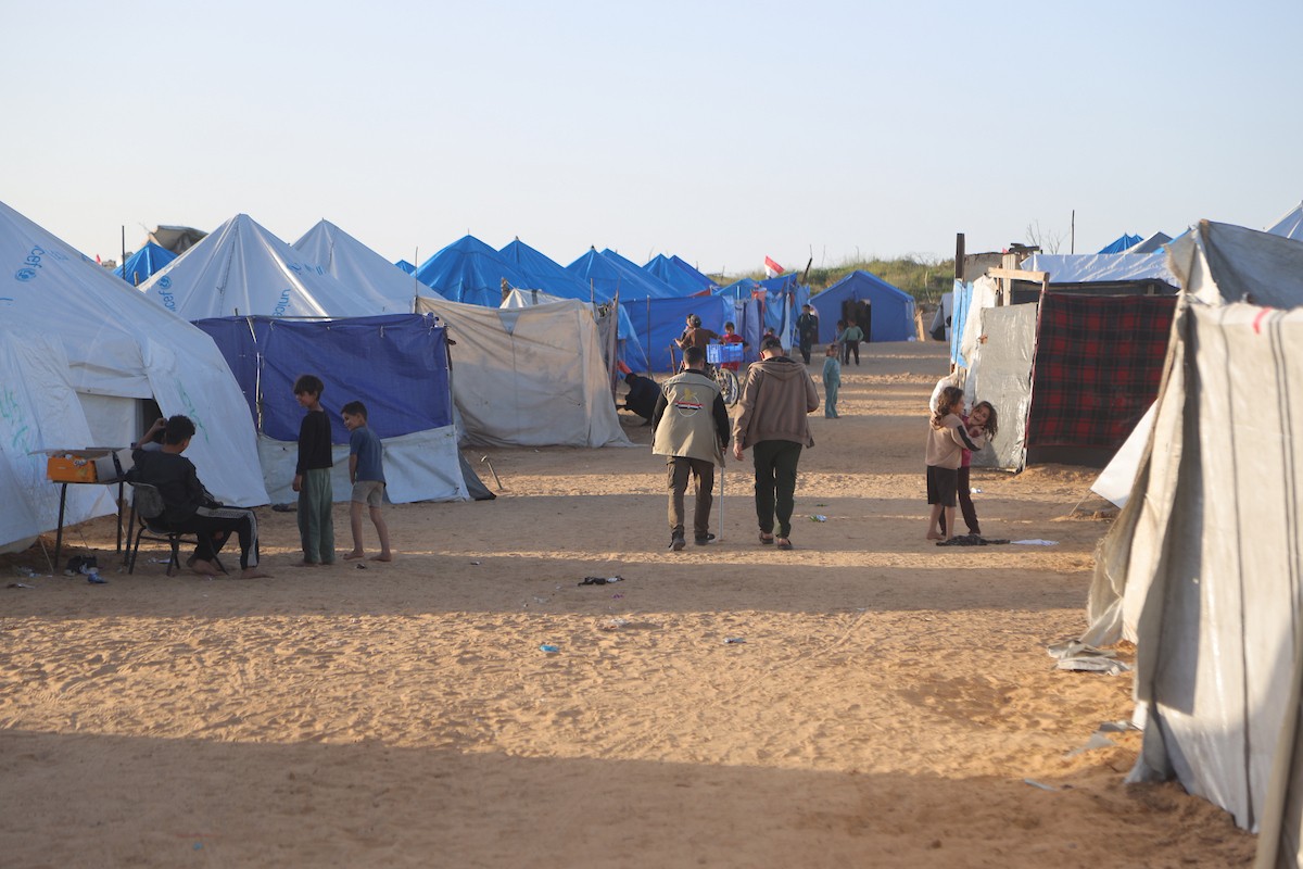 وسط خيام النازحين في المخيم المصري بمنطقة نتساريم وسط قطاع غزة، يحاول السكان الحفاظ على تفاصيل حياتهم اليومية رغم الظروف القاسية والنقص الحاد في الضروريات الأساسية كالمأوى والغذاء والماء النظيف. وسط قطاع غزة، ١٢ فبراير ٢٠٢٦. تصوير: محمد الأسود