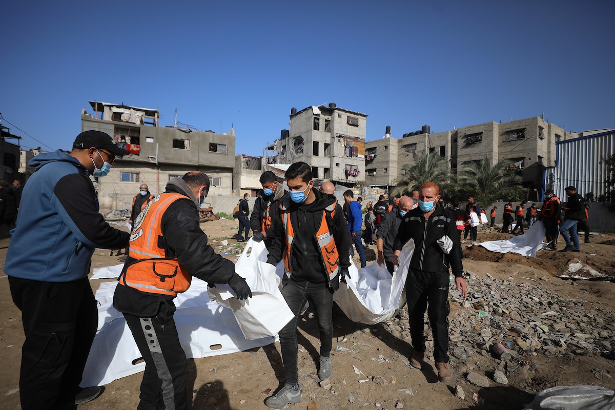 استخراج جثث عشرات الفلسطينيين الذين فقدوا أرواحهم خلال الهجمات الإسرائيلية ودُفنوا مؤقتًا في منطقة النفق بمدينة غزة، تمهيدًا لنقلها إلى المقابر الرسمية، 1 فبراير/شباط 2026. (صورة: عمر أشتوي)