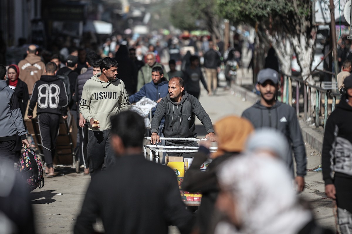 توافد الفلسطينيون بأعداد غفيرة  إلى السوق الشعبي في دير البلح، وسط قطاع غزة، في الأيام التي تسبق شهر رمضان، 12 فبراير/شباط 2026. تصوير: معز صالحي