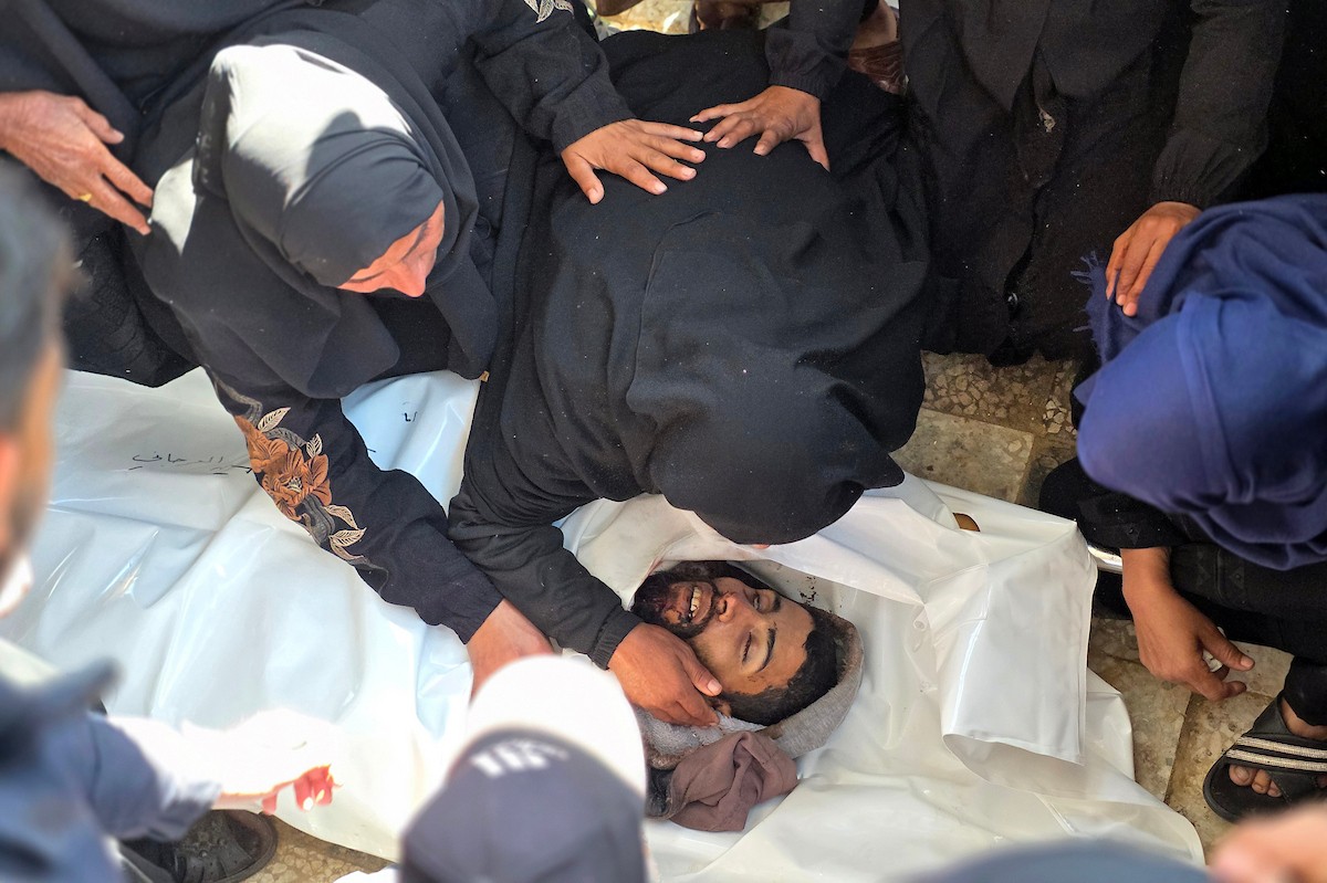 ودّع الفلسطينيون جثمان أكرم حسن الأرجاني في مستشفى ناصر بخان يونس. وقد قُتل في هجوم إسرائيلي في منطقة خان يونس، جنوب قطاع غزة. صورة: طارق محمد