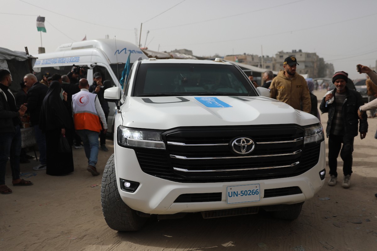 مركبات تابعة للأمم المتحدة تنقل عدداً من الجرحى ومرافقيهم من المقر الميداني لجمعية الهلال الأحمر الفلسطيني في خان يونس إلى معبر كرم أبو سالم لتلقي العلاج الطبي في الخارج،2 فبراير/شباط 2026