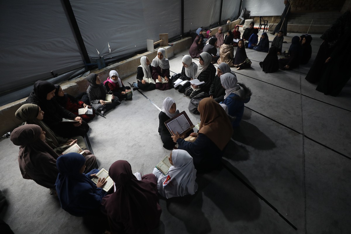 أطفال فلسطينيون يتلون ويحفظون القرآن الكريم داخل الجامع العمري الكبير في مدينة غزة خلال شهر رمضان. وقد تضرر الجامع العمري القديم بشدة جراء الهجمات الإسرائيلية خلال حرب غزة في 26 فبراير/شباط 2026. صورة: عمر أشتوي