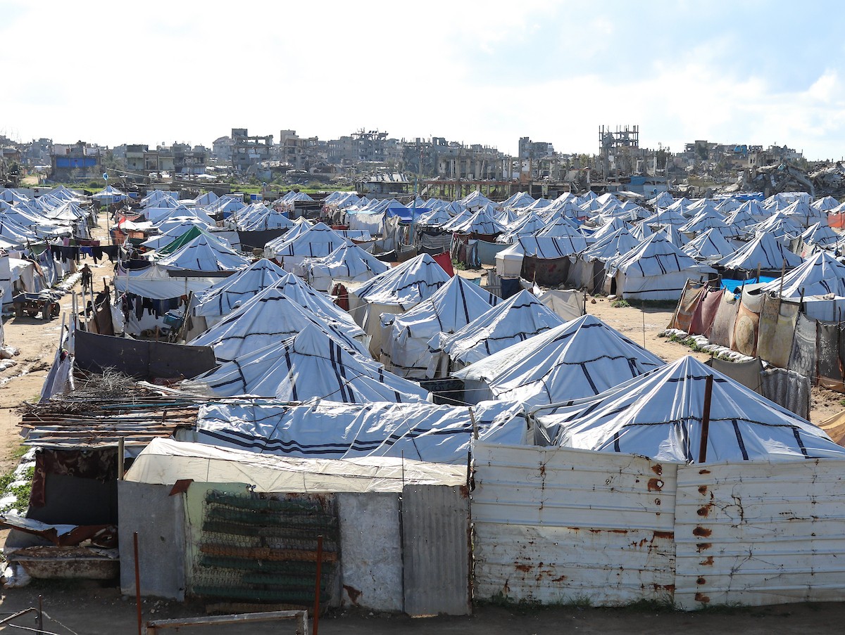 يُكافح الفلسطينيون النازحون في مخيم النصيرات للاجئين من أجل البقاء في ظل ظروف معيشية قاسية ونقص حاد في الاحتياجات الأساسية، ويواجهون تحديات يومية في الحصول على المأوى والغذاء والرعاية الصحية. النصيرات، وسط قطاع غزة، 27 فبراير/شباط 2026. صورة: رمزي أبو عامر