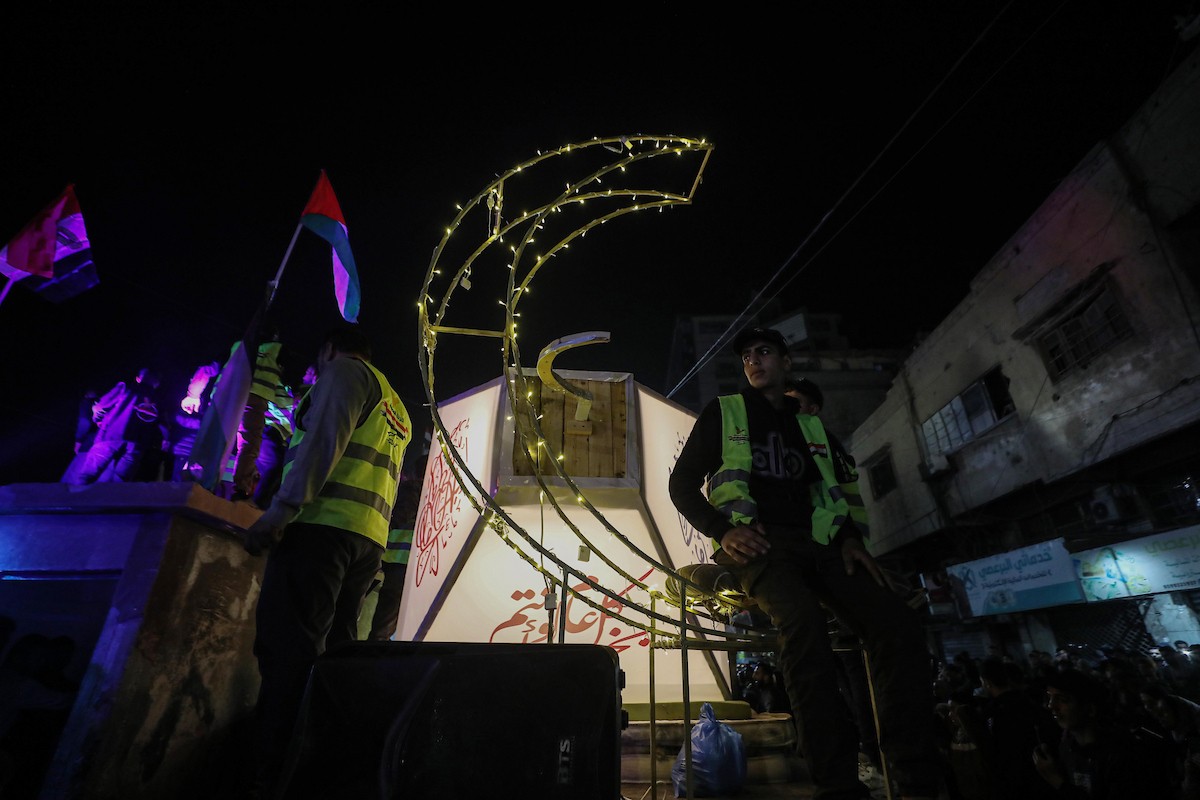 يتسوق الفلسطينيون في أول ليلة من شهر رمضان المبارك في سوق الزاوية، الواقع في قلب مدينة غزة والذي تضرر بشدة جراء الحرب الإسرائيلية. يعرض الباعة بضائعهم على أكشاك مزينة بالفوانيس والأضواء وأطعمة رمضان. مدينة غزة، 17 فبراير/شباط 2026. تصوير: عمر أشتوي