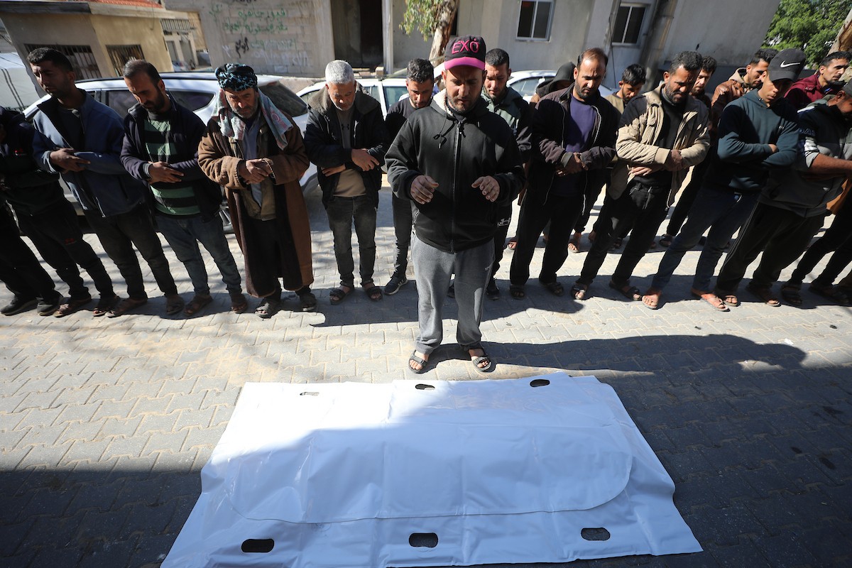 ودّع فلسطينيون جثماني مواطنين اثنين في مستشفى الشفاء بمدينة غزة. وبحسب مصادر عائلية، قُتل الرجلان على يد القوات الإسرائيلية في بيت لاهيا، شمال قطاع غزة، في 24 فبراير/شباط 2026. (صورة: عمر أشتوي)