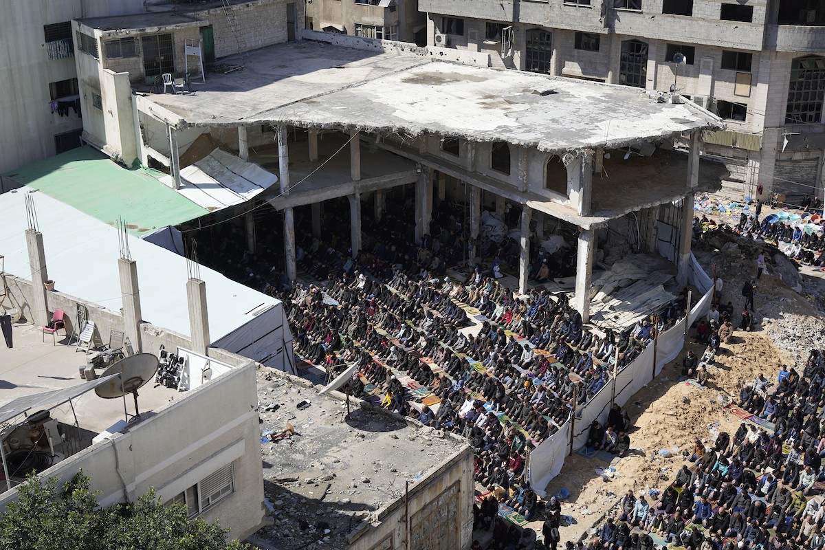 يؤدي الفلسطينيون صلاة الجمعة الثانية من شهر رمضان وسط أنقاض مسجد الكنز، الذي دُمر في هجمات إسرائيلية خلال الحرب، في مدينة غزة، 27 فبراير/شباط 2026. صورة: عمر أشتوي