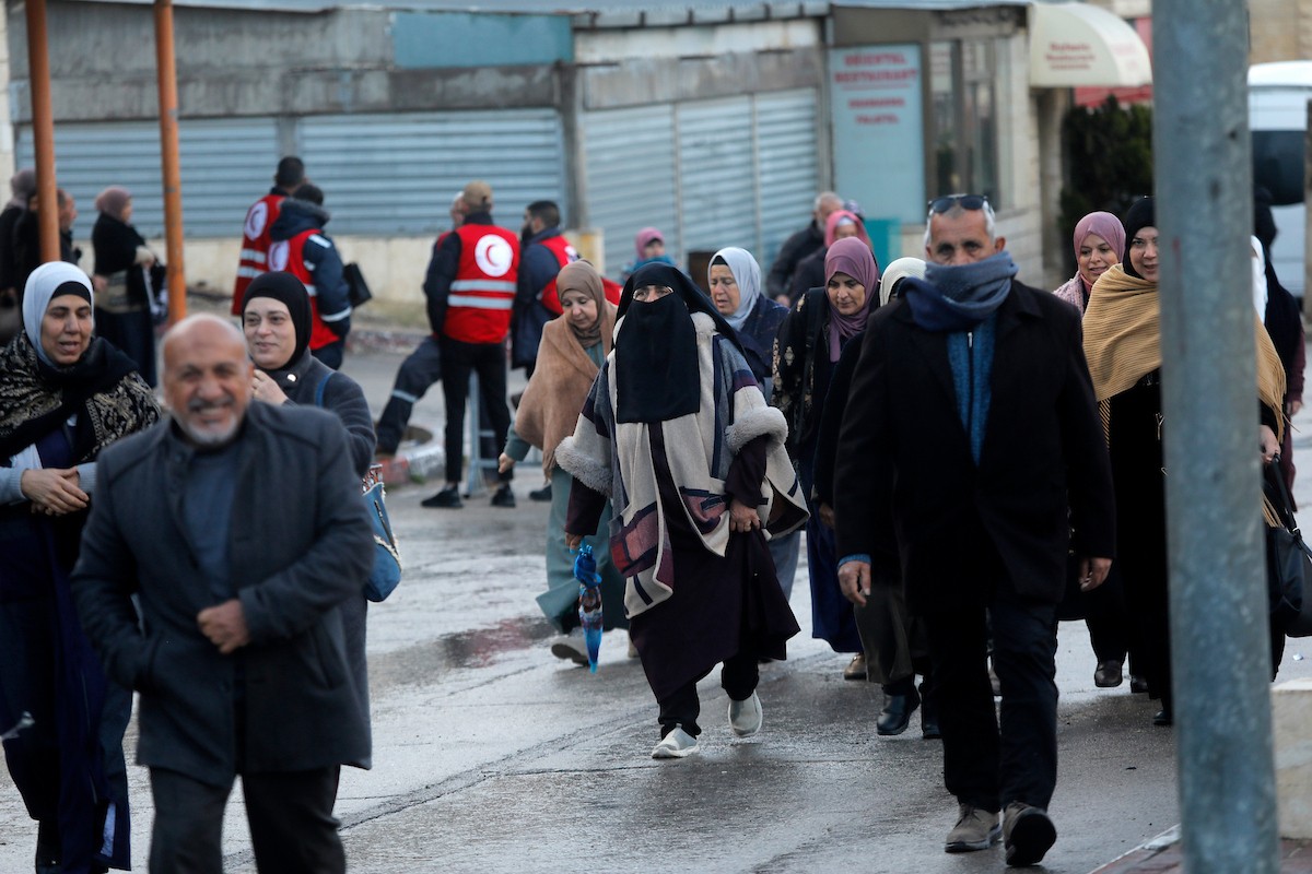 فلسطينيون يعبرون نقطة تفتيش إسرائيلية، وهي نقطة عبور ضرورية لمغادرة مدينة بيت لحم في الضفة الغربية والوصول إلى المسجد الأقصى في القدس لأداء صلاة الجمعة الثانية من شهر رمضان، ٢٧ فبراير/شباط ٢٠٢٦. تصوير: مأمون وزواز