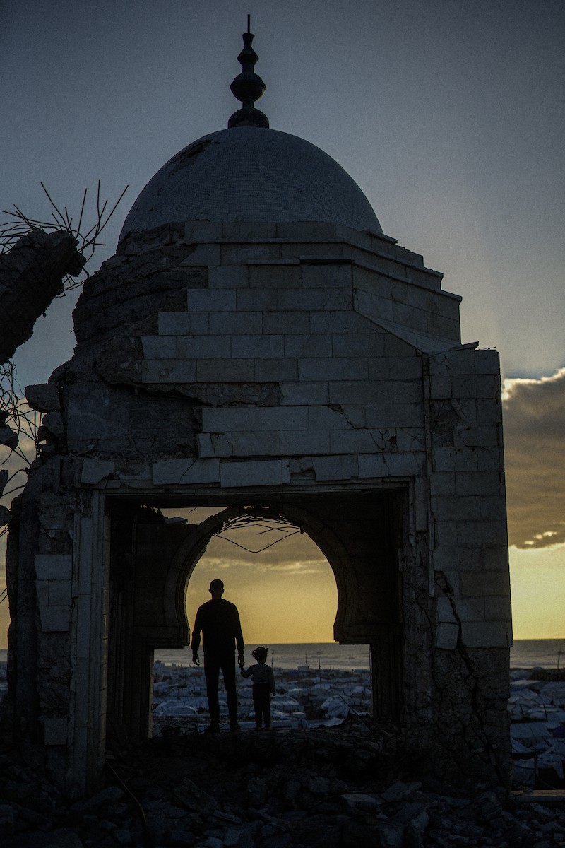 عائلة فلسطينية نازحة من بيت حانون تفطر في ثاني أيام رمضان في خيمة متداعية وسط أنقاض مسجد الحساينة على شاطئ مدينة غزة.19 فبراير/شباط 2026. تصوير: عمر أشتوي
