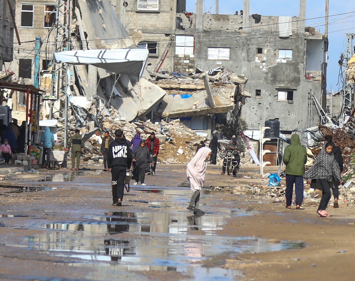 يُكافح الفلسطينيون النازحون في مخيم النصيرات للاجئين من أجل البقاء في ظل ظروف معيشية قاسية ونقص حاد في الاحتياجات الأساسية، ويواجهون تحديات يومية في الحصول على المأوى والغذاء والرعاية الصحية. النصيرات، وسط قطاع غزة، 27 فبراير/شباط 2026. صورة: رمزي أبو عامر