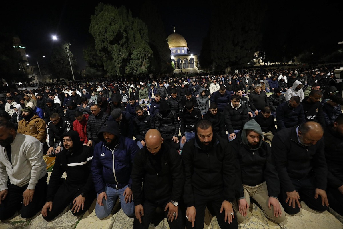 يؤدي الفلسطينيون صلاتي العشاء والتراويح في ساحات المسجد الأقصى في اليوم الرابع من رمضان، القدس، 21 فبراير 2026. صورة من دائرة الأوقاف الإسلامية في القدس.