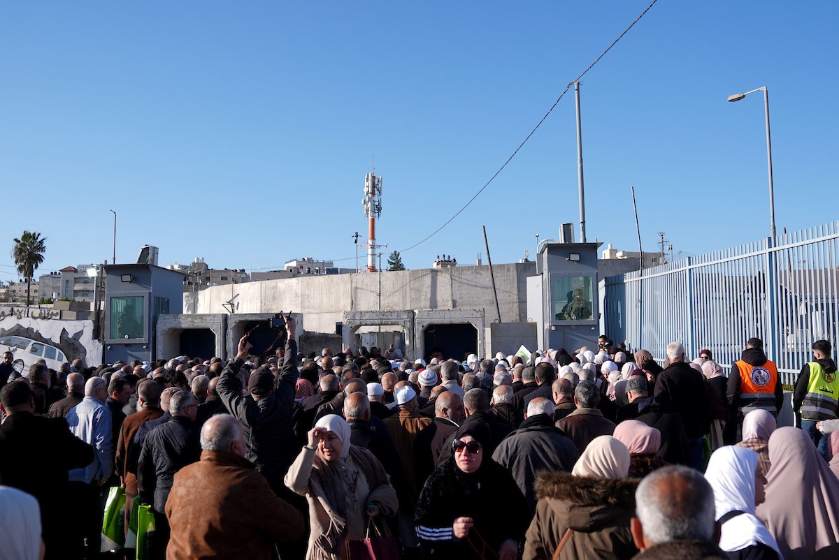 الجيش الإسرائيلي يفرض قيودًا مشددة على وصول الفلسطينيين إلى المسجد الأقصى لأداء أول صلاة جمعة من رمضان عبر حاجز قلنديا الفاصل بين الضفة الغربية والقدس، 20 فبراير/شباط 2026