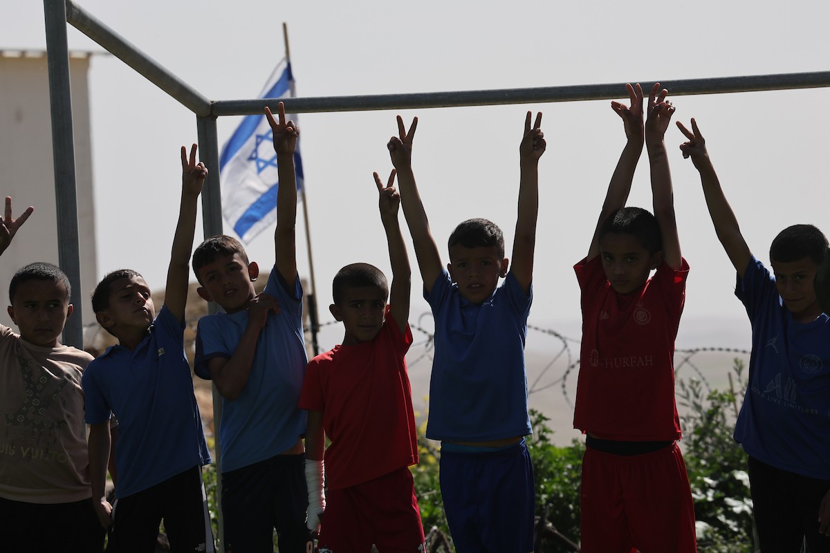 يواجه ملعب للأطفال في خربة أم الخير، وهي قرية بدوية تقع جنوب الضفة الغربية، خطر الهدم بعد تلقي إشعار رسمي من الجيش الإسرائيلي. 23 فبراير/شباط 2026. تصوير: مأمون وزواز