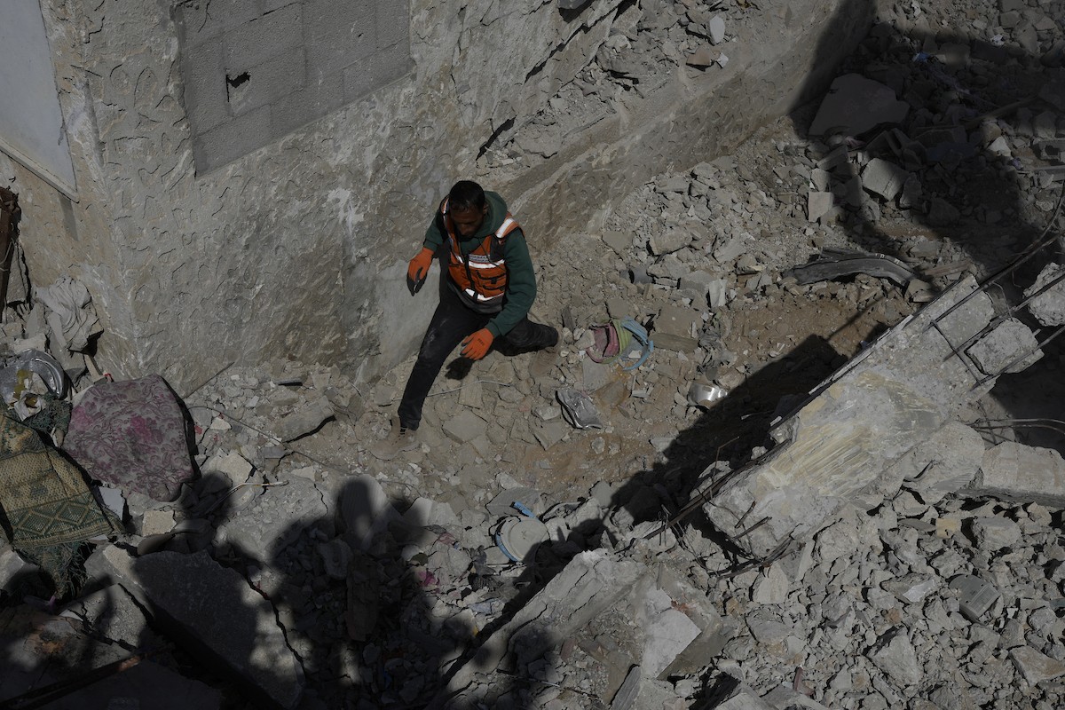 تحاول فرق الدفاع المدني الفلسطيني، بالتنسيق مع اللجنة الدولية للصليب الأحمر، انتشال جثث عائلتي عيادة وغنيم من تحت أنقاض منزل عائلة غباين، في بيت لاهيا، شمال قطاع غزة. 22 فبراير/شباط 2026. صورة: عمر أشتوي