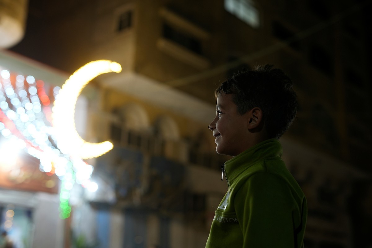 يبيع الباعة الفلسطينيون الطعام وغيره من السلع في سوق بمدينة غزة خلال اليوم الخامس من شهر رمضان المبارك، 22 فبراير/شباط 2026. تصوير: عمر أشتوي