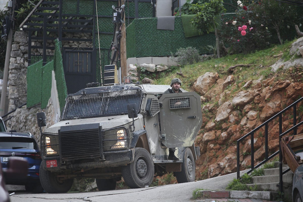 اقتحمت قوات الجيش الإسرائيلي مدينة نابلس، وداهمت العديد من المنازل وسط انتشار واسع النطاق في المنطقة وإطلاق قنابل الغاز المسيل للدموع، مما أسفر عن إصابة عدد من المواطنين بالاختناق. نابلس، الضفة الغربية، 26 فبرايرشباط 2026. صورة محمد ناصر