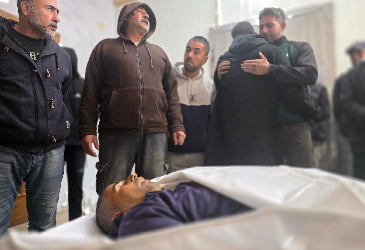 ودّع فلسطينيون جثمان حسن عبد الرحمن اللحام (45 عامًا) في مجمع ناصر الطبي. وقد استشهد بنيران الجيش الإسرائيلي قرب منزله في منطقة قيزانة أبو رشوان، جنوب خان يونس، جنوب قطاع غزة، في 26 فبراير/شباط 2026. (صورة: طارق محمد)