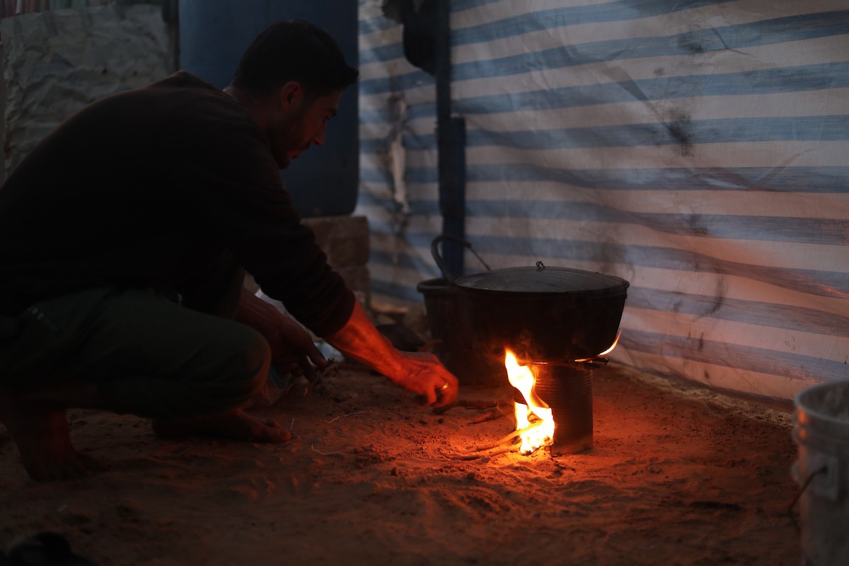 وسط خيام النازحين في المخيم المصري بمنطقة نتساريم وسط قطاع غزة، يحاول السكان الحفاظ على تفاصيل حياتهم اليومية رغم الظروف القاسية والنقص الحاد في الضروريات الأساسية كالمأوى والغذاء والماء النظيف. وسط قطاع غزة، ١٢ فبراير ٢٠٢٦. تصوير: محمد الأسود