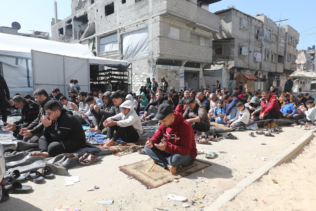 يؤدي النازحون أول صلاة جمعة في رمضان بجوار أنقاض مسجد الصفا المدمر بالكامل في مخيم البريج للاجئين وسط قطاع غزة. 20 فبراير/شباط 2026. تصوير: معز صالحي