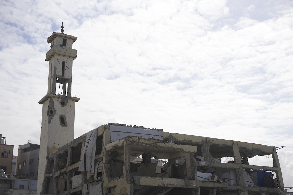 يستقبل الفلسطينيون شهر رمضان وسط دمار غير مسبوق للمباني، بما فيها المساجد التي يؤدون فيها شعائرهم الدينية. مدينة غزة، 19 فبراير/شباط 2026. صورة: عمر أشتوي