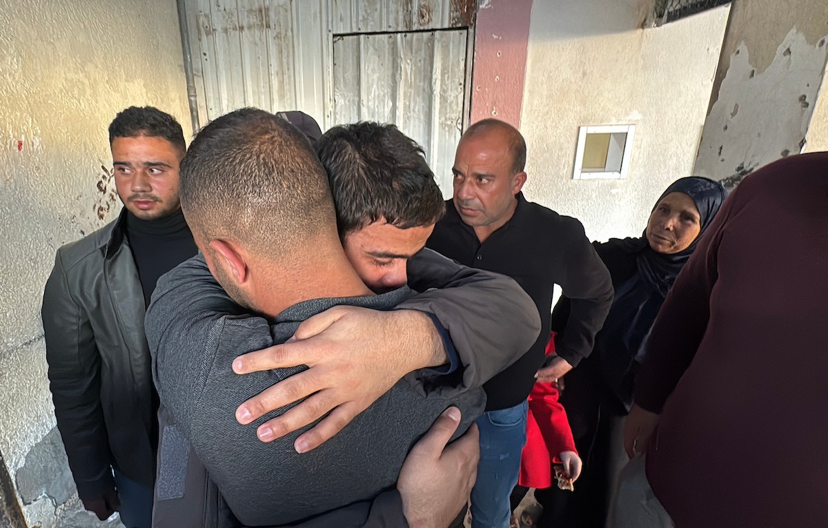 اللجنة الدولية للصليب الأحمر تنقل 8 أسرى فلسطينيين إلى مستشفى شهداء الأقصى في دير البلح، وسط قطاع غزة، بعد إطلاق سراحهم من قبل القوات الإسرائيلية. ١٦ فبراير/شباط ٢٠٢٦. صورة: أحمد إبراهيم