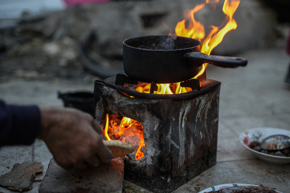 عائلة فلسطينية نازحة من بيت حانون تفطر في ثاني أيام رمضان في خيمة متداعية وسط أنقاض مسجد الحساينة على شاطئ مدينة غزة.19 فبراير/شباط 2026. تصوير: عمر أشتوي