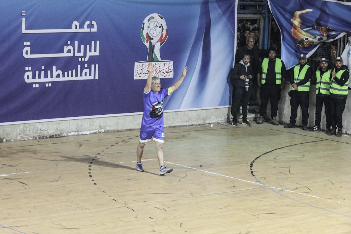 لاعبون فلسطينيون من فريقي النصيرات ورفح يتنافسون خلال مباراة كرة قدم على ملعب نادي خدمات النصيرات، ضمن بطولة غزة الرمضانية، بحضور حشد جماهيري كبير، في مخيم النصيرات بوسط قطاع غزة، بتاريخ 21 فبراير/شباط 2026. تصوير: معز صالحي / apaimages