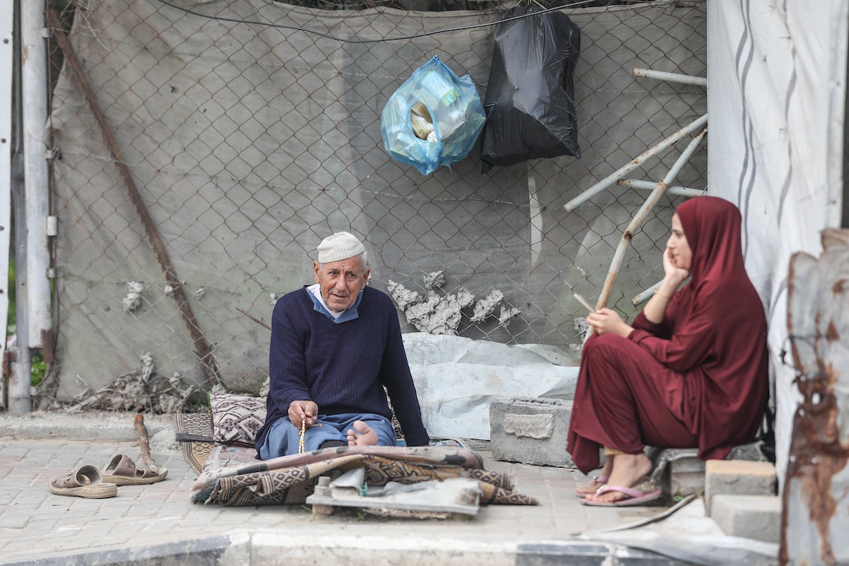 يعيش الفلسطينيون النازحون، وسط الأنقاض في خيام مؤقتة نُصبت في مخيم النصيرات للاجئين وسط قطاع غزة، في ظروف معيشية مزرية ونقص حاد في الاحتياجات الأساسية. ١ فبراير ٢٠٢٦. صورة: معز صالحي