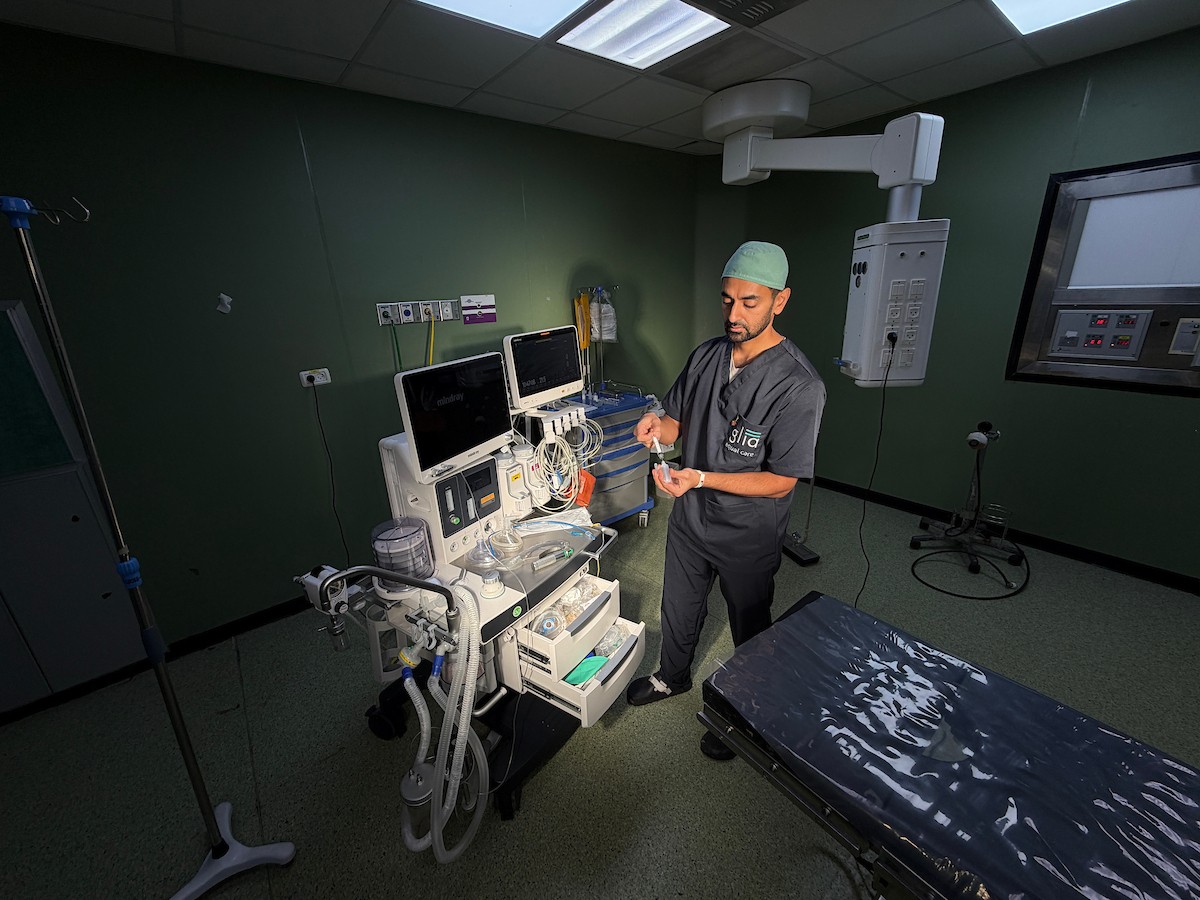 أطباء أجانب، ضمن وفد طبي وصل إلى قطاع غزة، يقدمون خدماتهم ويجرون عمليات جراحية للجرحى، ويتبادلون خبراتهم مع الأطباء والممرضين في مجمع ناصر الطبي بخان يونس،١٥ فبراير/شباط ٢٠٢٦. صورة: محمد سلامة  (APA Images)