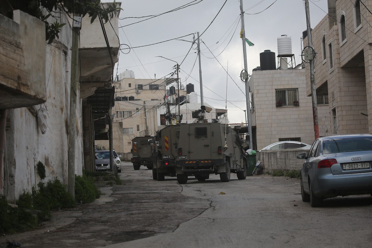 اقتحمت قوات الجيش الإسرائيلي مدينة نابلس، وداهمت العديد من المنازل وسط انتشار واسع النطاق في المنطقة وإطلاق قنابل الغاز المسيل للدموع، مما أسفر عن إصابة عدد من المواطنين بالاختناق. نابلس، الضفة الغربية، 26 فبرايرشباط 2026. صورة محمد ناصر