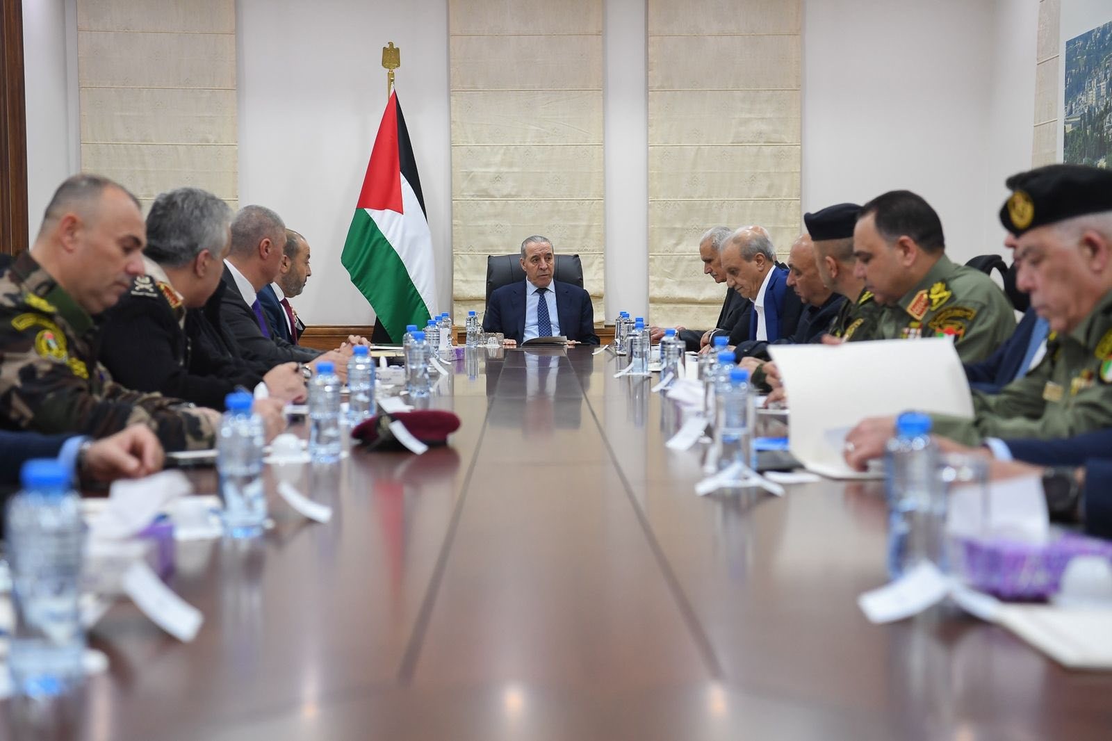 الشيخ يعقد اجتماعًا أمنيًا بحضور رئيس الوزراء وكبار المسؤولين لبحث المستجدات السياسية والأمنية 1111.jpg