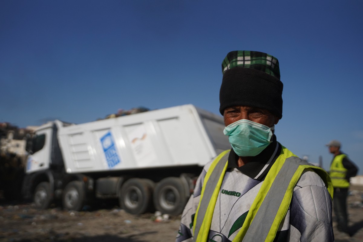 برنامج الأمم المتحدة الإنمائي يطلق عمليات تنظيف في أحد أكبر مواقع النفايات بمدينة غزة، والذي يُشكّل خطراً جسيماً على الصحة العامة، في منطقة سوق فراس على طول شارع عمر المختار ، 11 فبراير/شباط 2026. (صورة: عمر أشتوي)