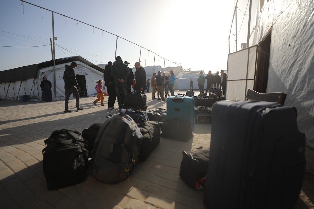 مركبات تابعة للأمم المتحدة تنقل عدداً من الجرحى ومرافقيهم من المقر الميداني لجمعية الهلال الأحمر الفلسطيني في خان يونس إلى معبر كرم أبو سالم لتلقي العلاج الطبي في الخارج،2 فبراير/شباط 2026