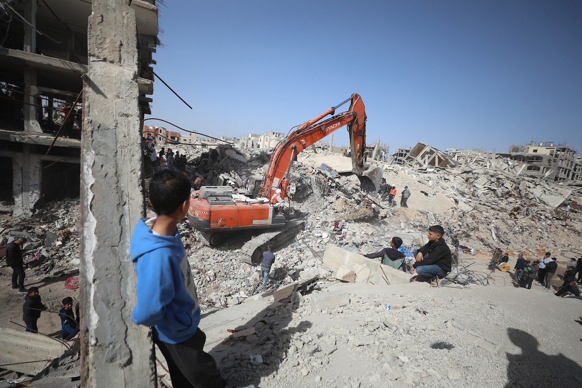 فرق الدفاع المدني التنسيق مع اللجنة الدولية للصليب الأحمر تطلق حملةً لانتشال نحو 67 جثة من عائلة أبو نصر، من تحت أنقاض منزل استهدفه الجيش الإسرائيلي خلال الحرب في بيت لاهيا، شمال قطاع غزة. 15 فبراير/شباط 2026. صورة: عمر أشتوي