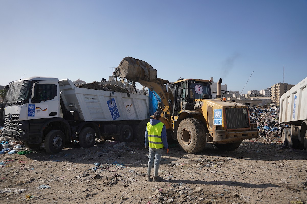 برنامج الأمم المتحدة الإنمائي يطلق عمليات تنظيف في أحد أكبر مواقع النفايات بمدينة غزة، والذي يُشكّل خطراً جسيماً على الصحة العامة، في منطقة سوق فراس على طول شارع عمر المختار ، 11 فبراير/شباط 2026. (صورة: عمر أشتوي)