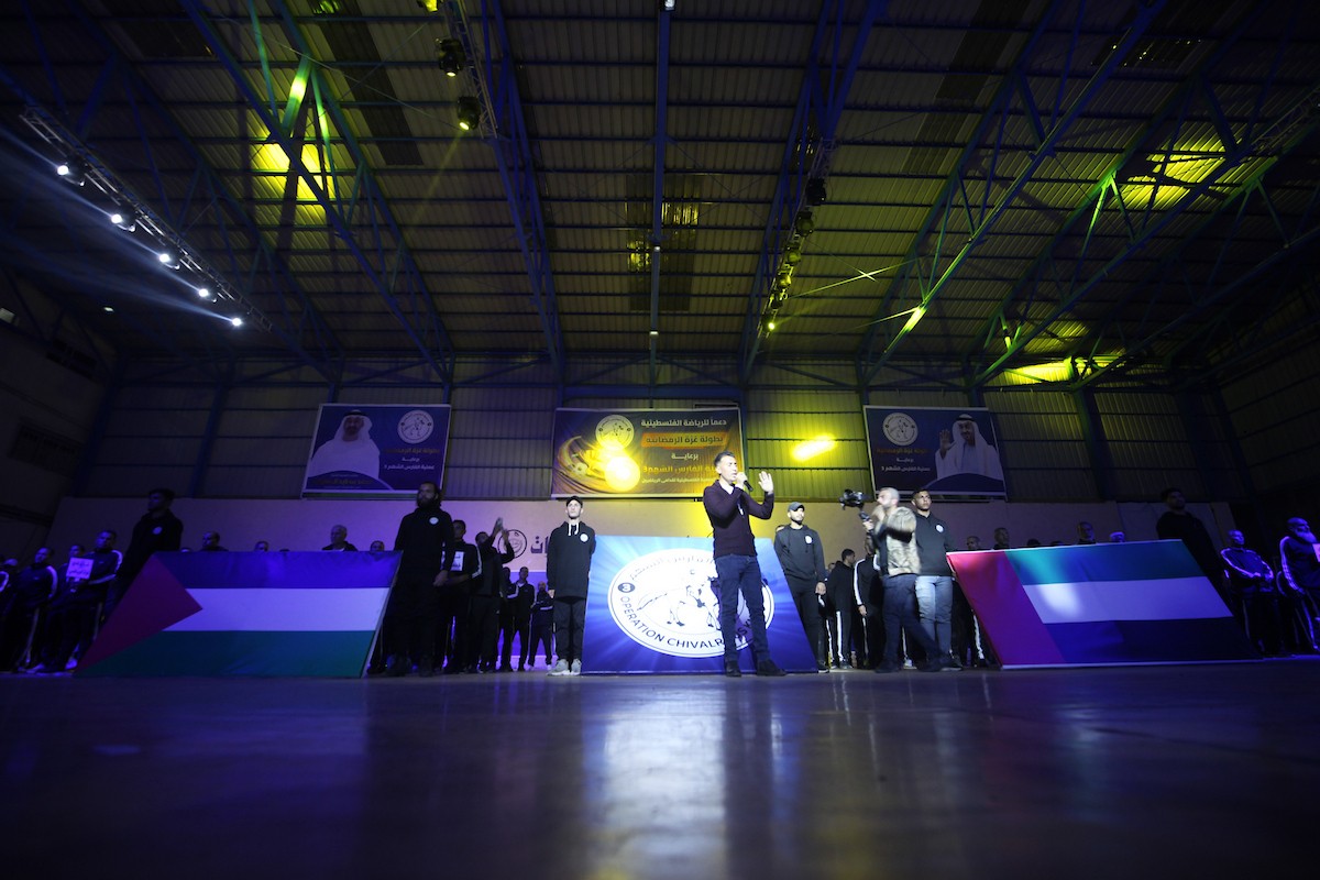 لاعبون فلسطينيون من فريقي النصيرات ورفح يتنافسون خلال مباراة كرة قدم على ملعب نادي خدمات النصيرات، ضمن بطولة غزة الرمضانية، بحضور حشد جماهيري كبير، في مخيم النصيرات بوسط قطاع غزة، بتاريخ 21 فبراير/شباط 2026. تصوير: معز صالحي / apaimages